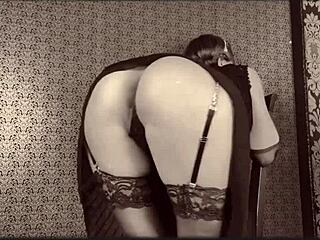 Gospod, vaša dama je uničila svojo pičko z intenzivnim pesjim stilom in prstkanjem.