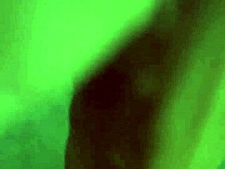 Tiukka karvainen punapää pillu tuntuu niin mehukkaalta ja pehmeältä