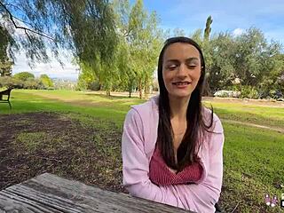 Göğüsleri büyük Summer Renee arabada kamusal eğlence yapıyor