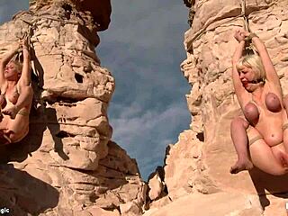 Fant trdo jebe študentke v puščavi