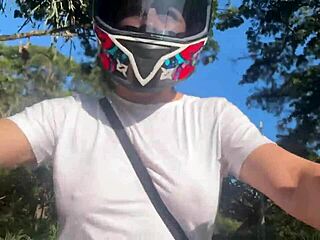 Picked up a Didi client without bra, he spotted my big tits.