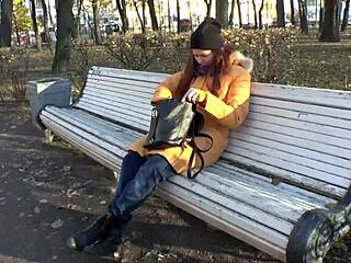 Stripper Av Jeans Etter En Svett Tur