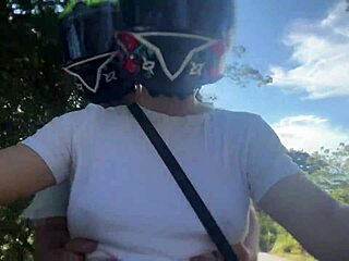 Picked up a Didi client without bra, he spotted my big tits.