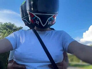 Picked up a Didi client without bra, he spotted my big tits.