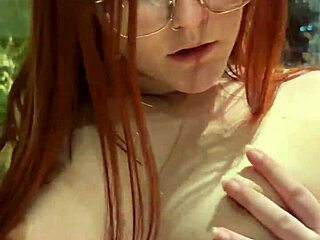 Novinha ruiva com a buceta rosadinha