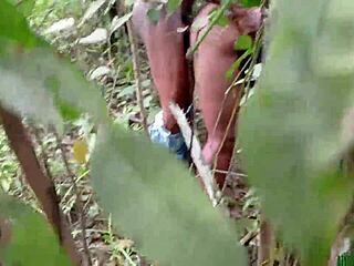 Kongkek di semak dengan pepek hitam gemuk 😈