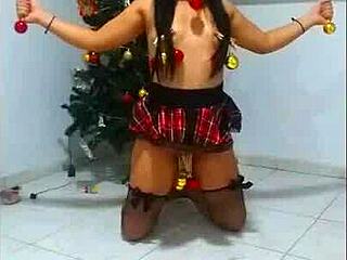 på jul blir denne slaven bundet og kvalt av mesteren sin, gagging og ydmyket hele natten