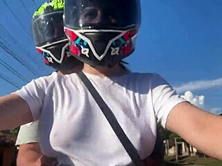 Picked up a Didi client without bra, he spotted my big tits.