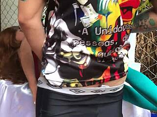 Hazudott a seggért és karját vette be análba szexjátékkal és szexbaba