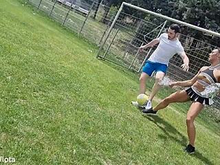 Majoretă franceză suportă pipi și anal distrus DP în sesiune dură în aer liber