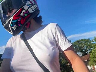 Picked up a Didi client without bra, he spotted my big tits.