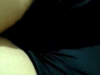 se puso muy caliente y le hice un masaje a mi mejor amiga en las nalgotas