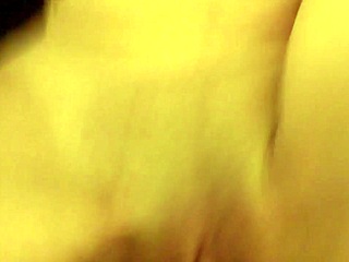 ¿Madrastra mantiene feliz a su hijastro con polla?