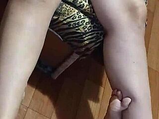 Aku tangkap adik tiri lagi onani, panas banget 🔥