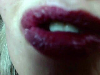 1188 dawnskye1962 빨간 란제리 자이언티스 네 위에 우뚝 서