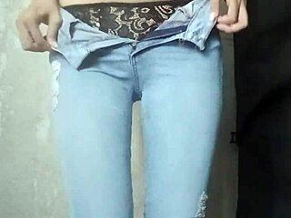 Učitelka posílá nahé fotky, její těsná kunda dráždí sexy teen