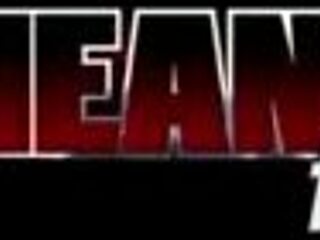 Vykřivěná dominatrix Cassandra Cain si nechá sát prsty na nohou