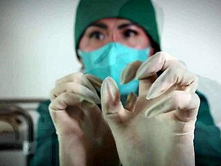 병원에서 라텍스 장갑 낀 간호사가 환자 검사하며 페티시 탐구