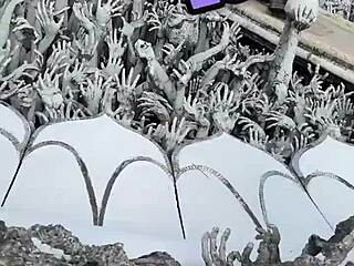 The white temple in Chiang Rai is magical right? 😍