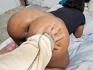 Pobre zorra recibe anal dilatado por ayuda, ano queda abierto
