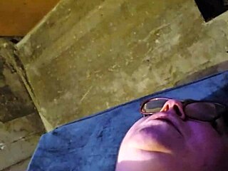 BBW娘が初めてディルドでオナニー試す