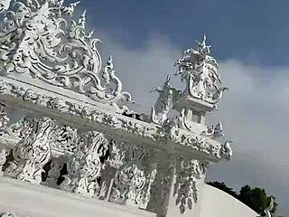 The white temple in Chiang Rai is magical right? 😍