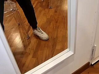 sborrata e gemiti sexy e perverso con pisciata e giubbotto di pelle