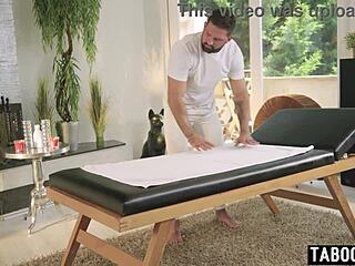 작은 Candie Luciani가 감각적인 마사지에 항문 서프라이즈 즐겨