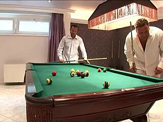 Babe rambut gagak Mandy Bright hisap dan kongkek dua kote keras di bilik.