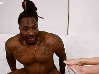 Mešoviti par igra porno igre, plavuša uništena ogromnim crnim kurcem