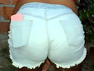 vizinha da bunda grande limpando o quintal, mostrando tudo.