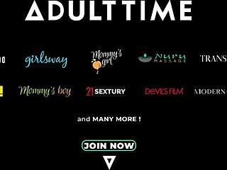 Brunette kecil Alexis Tae berani 69 dengan handywoman Lumi Ray dalam affair berisiko