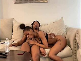 Hon älskar min nya soffa och chillar på den