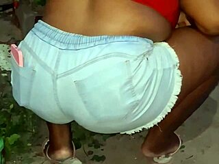 vizinha da bunda grande limpando o quintal, mostrando tudo.