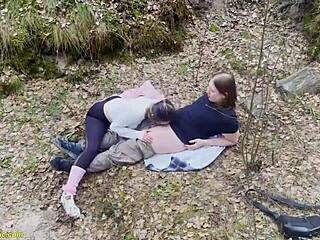 Fată flexibilă e futută tare în public în leggings, țâțele mari săltând sălbatic 😏