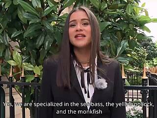 Κορίτσι με καστανά μαλλιά Alice Axx επισκέπτεται το Παρίσι με μεγάλα φυσικά στήθη