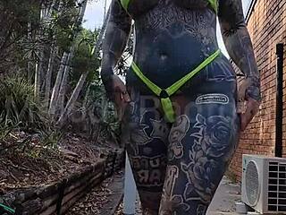 Melody Radford twerker i mikro bikini og pole danser ute