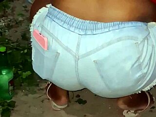 vizinha da bunda grande limpando o quintal, mostrando tudo.