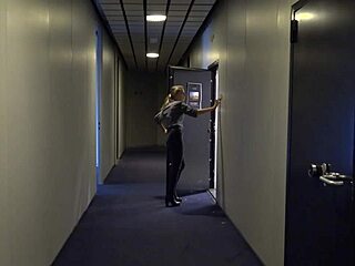 Violet Haze svázaná jako realitní makléřka v dusivém bondaži 😈