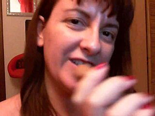 e meglio una figa di gomma o una figa vera tua madre ti mostra come usarle e farti masturbare