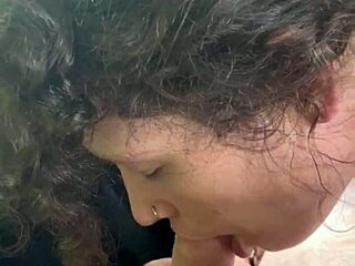 Uličarka jezdari kurca reverse cowgirl v tovornjaku