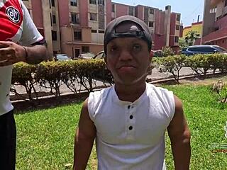 أول طيز كبيرة: مدرب قزم يخلي المرأة اليائسة تهز طيزها