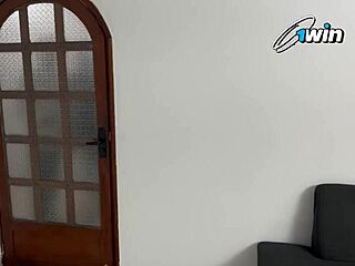 Moj muž kaže, gledaj kako me jebu kao kukavicu