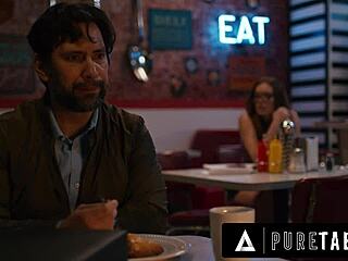 必死のケイティ・カッシュがビジネスを救うためローンオフィサーを誘惑 😈