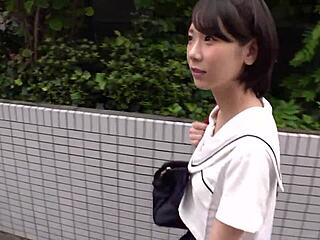 ちっぱい美尻J●・ましろちゃんは、周りの友達には内緒で楽しんでいるスケベな女の子W出会って早々に下着（白！）を見せてくれるエッチな彼女 気持ちよくなれるお薬をプレゼント！