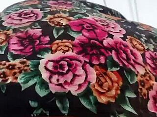 sigo y le levanto la falda a mujer en la calle