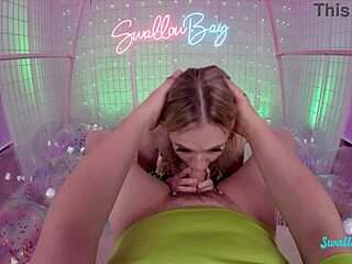 Блондинка с большими сиськами Ребел Райдер дразнит в VR-опыте