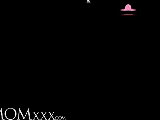 뜨거운 큰 가슴 MILF Kathy Anderson이 스터드와 세 번 사정하며 오르가즘