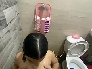 mi hermanastra virgen masturba mi polla en la ducha