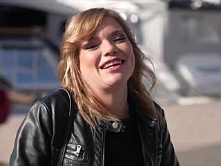 luth belle blonde assoiffée de bites